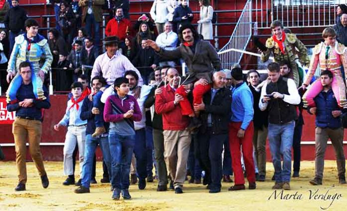 Morante de la Puebla, ganadero e impulsor del novedoso proyecto, a hombros tras la novillada en la que fue ganadero celebrada en su pueblo y acompañado por los cinco noveles locales. (FOTO: Marta Verdugo)