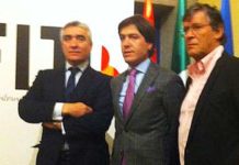 Los sevillanos Pepe Cutiño y Antonio Barrera, junto al francés Simón Casas, durante la presentación.