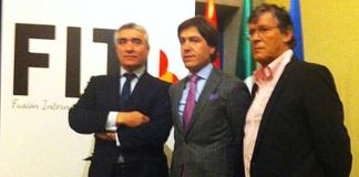 Los sevillanos Pepe Cutiño y Antonio Barrera, junto al francés Simón Casas, durante la presentación.