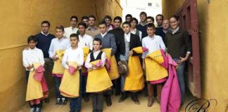 Los alumnos de la Escuela de Tauromaquia de Écija en la clase práctica para celebrar el final del curso 2014.