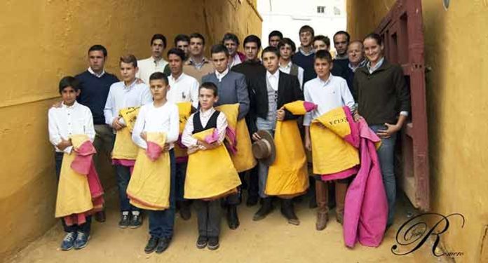 Los alumnos de la Escuela de Tauromaquia de Écija en la clase práctica para celebrar el final del curso 2014.