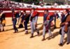 Paseíllo del tradicional festival taurino de Higuera de la Sierra (Huelva), con Curro Romero en primer término.