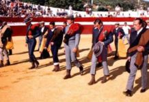 Paseíllo del tradicional festival taurino de Higuera de la Sierra (Huelva), con Curro Romero en primer término.