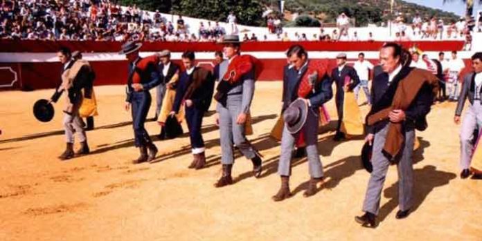 Paseíllo del tradicional festival taurino de Higuera de la Sierra (Huelva), con Curro Romero en primer término.