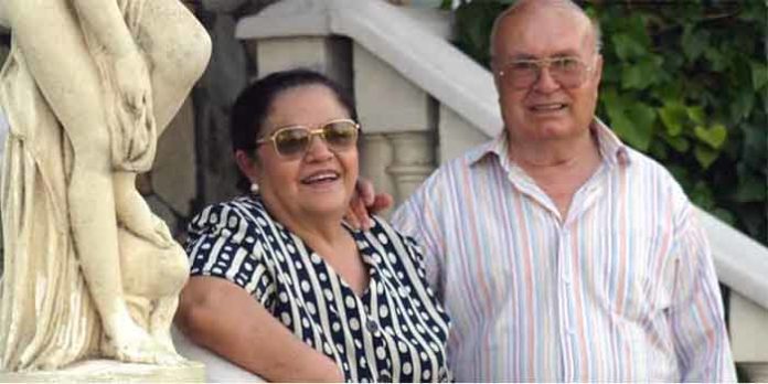 El pintor Pedro Escacena, junto a us mujer Aurora, en su casa sevillana de Tomares. (FOTO: Javier Martínez)