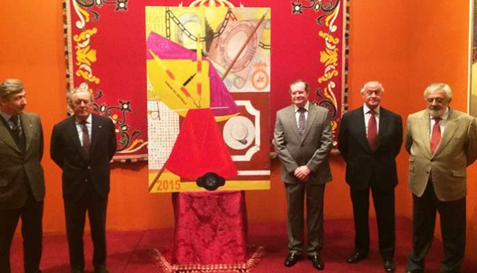 Los maestrantes, el pintor Juan Fernández Lacomba y los empresarios Ramón Valencia y Eduardo Canorea en la presentación de la obra que encabezará los carteles de Sevilla. (FOTO: Javier Martínez)