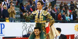 Daniel Luque, en la salida a hombros en Guadalajara (México).