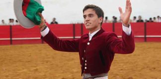 El rejoneador sevillano Manuel Moreno, tras su actuación en la plaza portuguesa de Granja. (FOTO: Borja Moya)