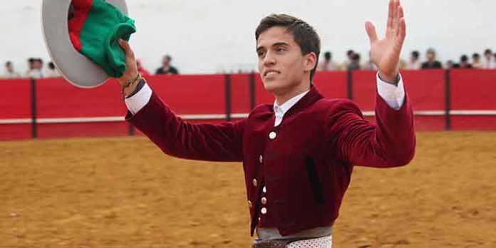 El rejoneador sevillano Manuel Moreno, tras su actuación en la plaza portuguesa de Granja. (FOTO: Borja Moya)