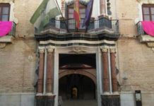 Capotes adornan el Palacio de Benamejí de Écija, en el que se pueden visitar este fin de semana los vestidos goyescos que las cuadrillas vestirán el Día de Andalucía.