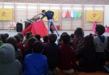 El gimnasio del Colegio 'Virgen del Rosario' de Las Pajanosas se llenó de escolares para la charla sobre el toreo.