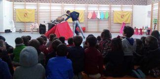 El gimnasio del Colegio 'Virgen del Rosario' de Las Pajanosas se llenó de escolares para la charla sobre el toreo.