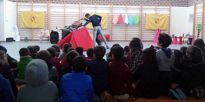 El gimnasio del Colegio 'Virgen del Rosario' de Las Pajanosas se llenó de escolares para la charla sobre el toreo.