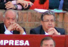 El alcalde de Sevilla, Juan Ignacio Zoido, en el burladero de la empresa de la Maestranza invitado por Ramón Valencia.