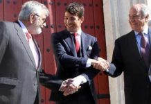 Foto de archivo, con Canorea, Manzanares y Valencia estrechando las manos en señal de acuerdo. (FOTO: ABC-Sevilla)