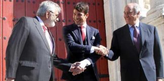 Foto de archivo, con Canorea, Manzanares y Valencia estrechando las manos en señal de acuerdo. (FOTO: ABC-Sevilla)