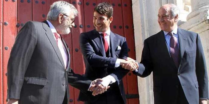 Foto de archivo, con Canorea, Manzanares y Valencia estrechando las manos en señal de acuerdo. (FOTO: ABC-Sevilla)