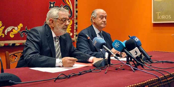 Los empresarios de Sevilla, durante las explicaciones. (FOTO: Toromedia)