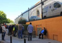 A las 11 de la mañana, este era el final de la cola, apenas ocupando unos metros de la calle Antonia Díaz, muy lejos de lo que afirma la empresa en un comunicado. (FOTO: Javier Martínez)