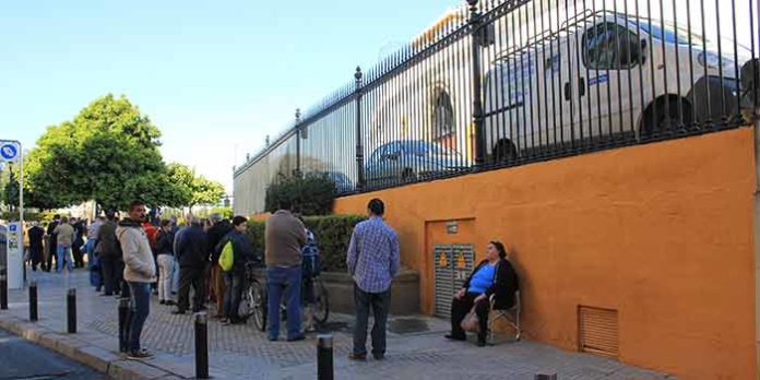 A las 11 de la mañana, este era el final de la cola, apenas ocupando unos metros de la calle Antonia Díaz, muy lejos de lo que afirma la empresa en un comunicado. (FOTO: Javier Martínez)