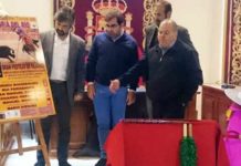 Presentación del cartel en el Ayuntamiento de Coria del Río.