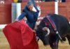 Muletazo con la derecha de Espartaco hoy en Almendralejo. (FOTO: Manuel Godoy/badajoztaurina.com)