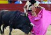 Morante toreando de capote al cuarto hoy en Valencia.