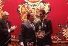 Juan José Padilla recibiendo el trofeo a 'La mejor lección torera' de Aula Taurina de Sevilla.