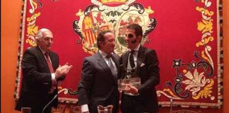 Juan José Padilla recibiendo el trofeo a 'La mejor lección torera' de Aula Taurina de Sevilla.