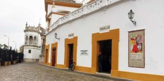 Dos horas después de abrirse las taquillas para nuevos abonos la imagen era desoladora: nadie en la Maestranza. (FOTO: Javier Martínez)