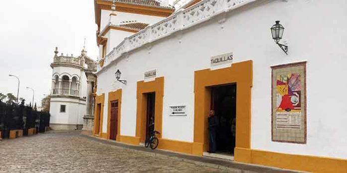 Dos horas después de abrirse las taquillas para nuevos abonos la imagen era desoladora: nadie en la Maestranza. (FOTO: Javier Martínez)