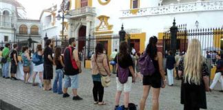 El Gobierno central permitirá que el sábado de preferia los antitaurinos protesten en la misma fachada de la Puerta del Príncipe, como el año pasado. (FOTO: Javier Martínez)