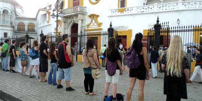 El Gobierno central permitirá que el sábado de preferia los antitaurinos protesten en la misma fachada de la Puerta del Príncipe, como el año pasado. (FOTO: Javier Martínez)