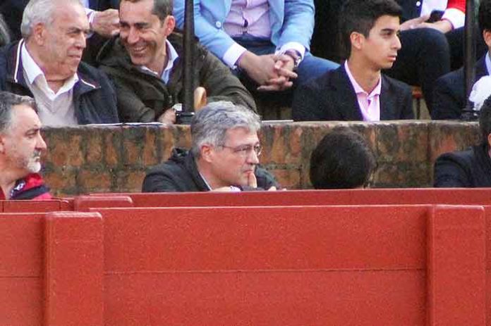 El delegado de la Junta, Juan Carlos Raffo, ayer miércoles en el burladero de la Junta en la Maestranza, aún no ha contactado cinco días después con el empresario de Cantillana. (FOTO: Javier Martínez)