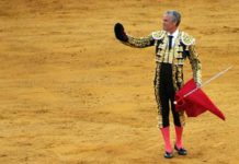 El último brindis vestido de luces de Espartaco. (FOTO: Javier Martínez)
