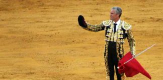 El último brindis vestido de luces de Espartaco. (FOTO: Javier Martínez)