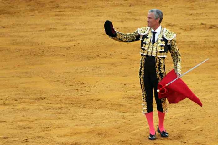 El último brindis vestido de luces de Espartaco. (FOTO: Javier Martínez)