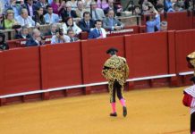 Último paseíllo de luces de Espartaco, el pasado domingo en la Maestranza. (FOTO: Javier Martínez)