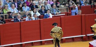 Último paseíllo de luces de Espartaco, el pasado domingo en la Maestranza. (FOTO: Javier Martínez)