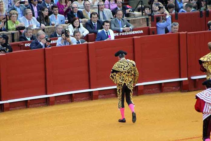 Último paseíllo de luces de Espartaco, el pasado domingo en la Maestranza. (FOTO: Javier Martínez)