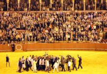 La emotiva despedida de los ruedos de Espartaco el pasado domingo en la Maestranza, (FOTO: Javir Martínez)