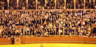 La emotiva despedida de los ruedos de Espartaco el pasado domingo en la Maestranza, (FOTO: Javir Martínez)