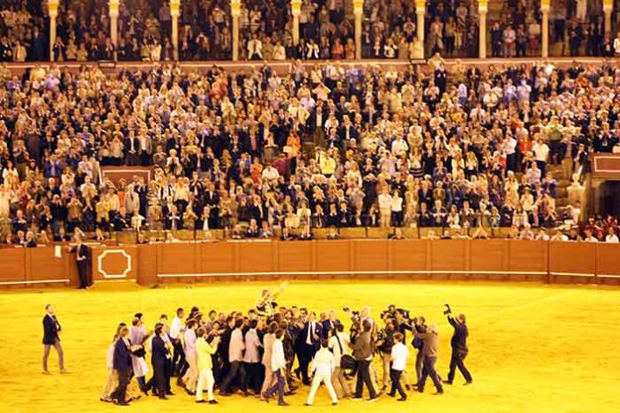 La emotiva despedida de los ruedos de Espartaco el pasado domingo en la Maestranza, (FOTO: Javir Martínez)