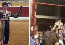 Rafa Serna, a hombros hoy en la plaza de Marbella.