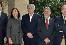 El delegado de la Junta de Andalucía, Juan Carlos Raffo, en el centro, arropado por los cuatro presidentes de la Maestranza.