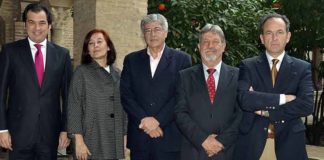 El delegado de la Junta de Andalucía, Juan Carlos Raffo, en el centro, arropado por los cuatro presidentes de la Maestranza.