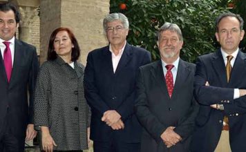 El delegado de la Junta de Andalucía, Juan Carlos Raffo, en el centro, arropado por los cuatro presidentes de la Maestranza.