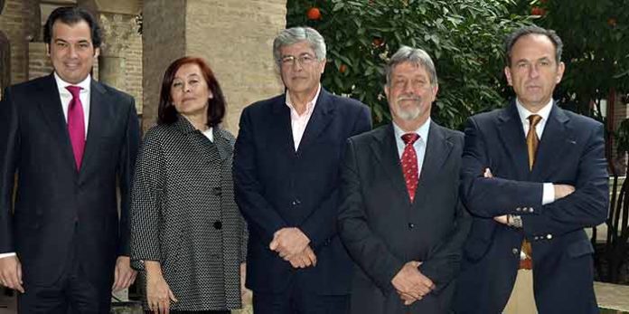 El delegado de la Junta de Andalucía, Juan Carlos Raffo, en el centro, arropado por los cuatro presidentes de la Maestranza.