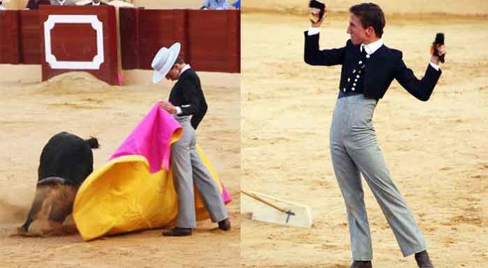 El sevillano Calerito manejando el capote esta tarde en Osuna y con las dos orejas de su astado. (FOTOS: Sevilla Taurina)