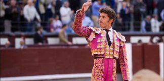 Manuel Escibano, saludando la ovación hoy en Madrid. (FOTO: las-ventas.com)